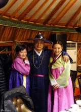 组图：张雨绮为员工庆生巨钻闪亮 王全安跳STYLE