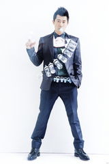 高清图：夏雨007奶爸造型写真 特别装备大玩颠覆