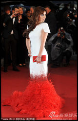 组图：《爱》戛纳首映 科尔白底红尾裙别具一格