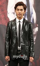 组图：申恩庆宣传《欲望的火花》 主演偏爱黑白配