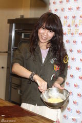 组图：蔡健雅中英双碟齐发 做蛋糕手艺获称赞