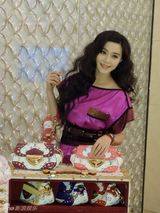组图：范冰冰为国际品牌剪彩 中国风装扮秀甜美