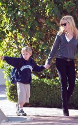 幻灯图集：瑞茜-威瑟斯彭带儿子迪肯外出游玩