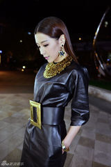 组图：程晨戴土豪金项链现身《金刚狼2》首映礼