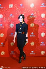 组图：刘晓庆黑裙亮相红毯 别致装饰束腰显干练