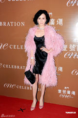 组图：刘嘉玲低胸装大秀乳沟 梁朝伟将为其庆生