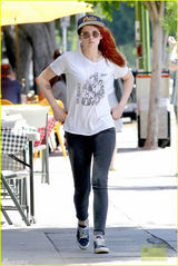 组图：克里斯汀-斯图尔特休闲装扮 纹身吸睛