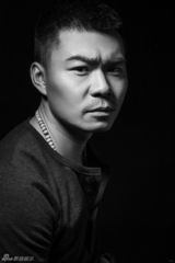 组图：王冠淇最新时尚写真尽显男儿本色