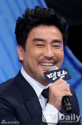 组图：《鸣梁》发布会 戏骨崔岷植演朝鲜名将