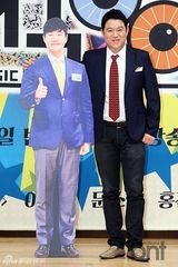 组图：李孝利出席发布会 低胸短裙性感十足