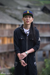 组图：张玮加盟音乐真人秀 抓鱼割草找创作灵感