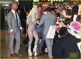 组图：Lady GaGa顶白毛穿透视装 遮三点踩恨天高