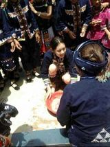 组图：女神变村姑！张柏芝黄圣依干农活打篮球