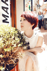 组图：金巧巧浓情巴黎写真 白衣灵动宛如少女