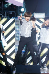 独家：雪莉男友崔子亮相爱心慈善演唱会