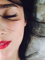 组图：蒋勤勤卧床美艳写真 穿吊带红唇性感销魂