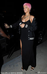 组图：蕾哈娜黑色高叉礼服秀美腿 粉色短发吸睛