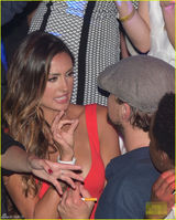 组图：莱昂纳多风流难改 与大胸女贴身热舞畅聊