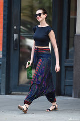 组图：海瑟薇民族风装扮抢眼 大步流星一脸甜笑