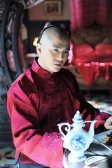 组图：《十月围城》张晓龙大婚 怀抱新娘痛哭