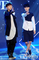 组图：B1A4凭新曲夺冠 T-ara孝敏透视裙秀性感