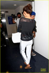 组图：C罗女友伊莲娜简约现身 美肌黑丝中隐现