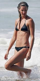 组图：邦辰黑色比基尼秀椒乳 怀抱爱女萌态十足