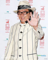 组图：60岁成龙戴礼帽现身英国 见粉丝兴奋挥手