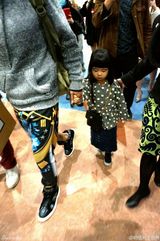 组图：《爸爸2》星爸萌娃抵新西兰 妈妈团随行