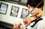 组图：周元为新剧零基础勤奋练习小提琴