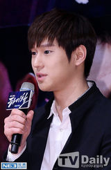 组图：《高跟鞋》发布会 车胜元帅气西装亮相