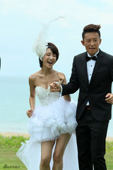 组图：《求爱嫁期》马晓灿抹胸婚纱性感献激吻