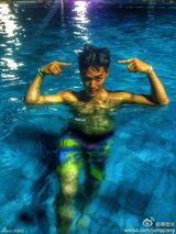 组图：蒋劲夫40天瘦24斤 大晒腹肌人鱼线