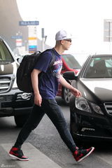 组图：平安独自回京显疲惫 不顾形象狂吃汉堡