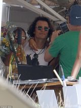 组图：精灵王子揍完比伯心情好 1男泡2女享艳福