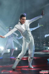 组图：杜德伟演唱会后激吻妻子 拒邀旧爱上台