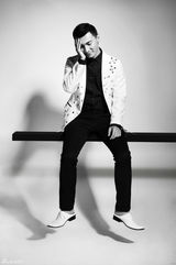 组图：贺刚黑白系写真曝光 灵动热情活力四射