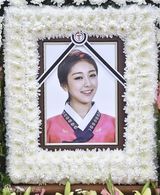 组图：韩车祸女团 Ladies' Code 权梨世办葬礼 灵堂放白菊