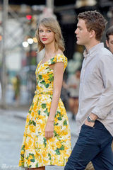 组图：泰勒斯威夫特明艳黄裙 甜笑心情好
