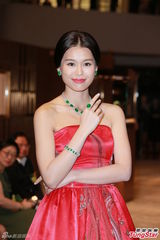 组图：胡杏儿否认与女助手绯闻 称仍喜欢男生