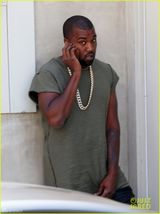 组图：坎耶反穿衣带大金链开名车土豪范儿