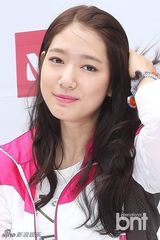 组图：朴信惠出席代言活动 自然甜美魅力十足
