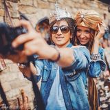 组图：牵着男友环游世界的背影女神要嫁了