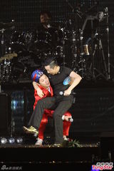 组图：多变哈林(庾澄庆)唱金曲 登小巨蛋万人同欢