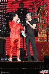 组图：多变哈林(庾澄庆)唱金曲 登小巨蛋万人同欢