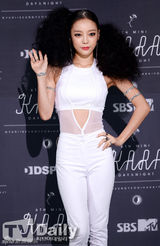 组图：韩团Kara发布会 露脐白衣性感十足