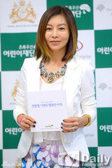 组图：韩星黄新惠助阵音乐会 镂空裙显独特