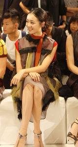 组图：众星亮相摩登不夜城 百变造型玩High现场