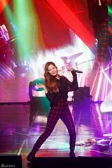 独家：少女时代TTS热辣献唱 下叉劈腿秀舞功