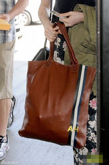 组图：海瑟薇便装赶飞机 扎小辫碎花裤显清爽